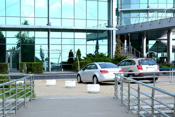 Coches aparcados cerca del moderno edificio de oficinas — Foto de Stock