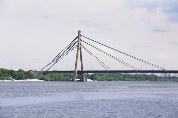 Ponte moderna sobre o rio — Fotografia de Stock