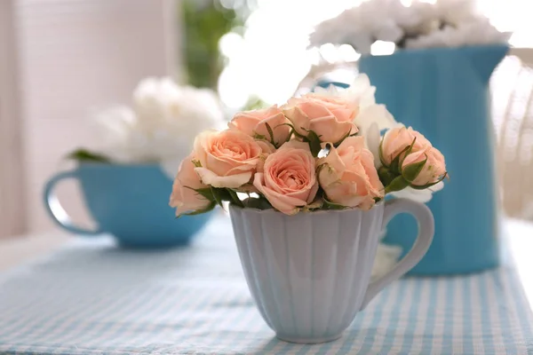 Ramo de rosas en taza —  Fotos de Stock