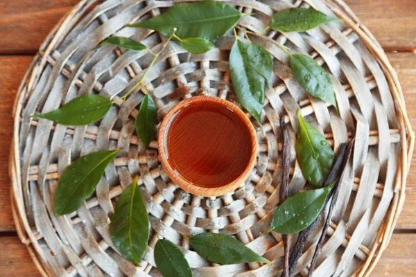Çay yağı ile ahşap kase — Stok fotoğraf