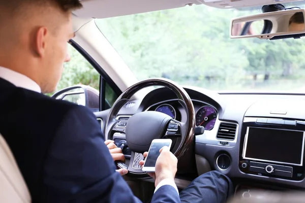 Man met mobiele telefoon tijdens het rijden — Stockfoto