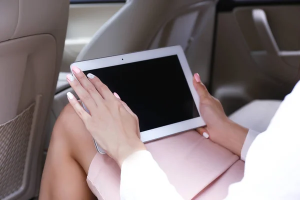 Donna d'affari con tablet in auto — Foto Stock