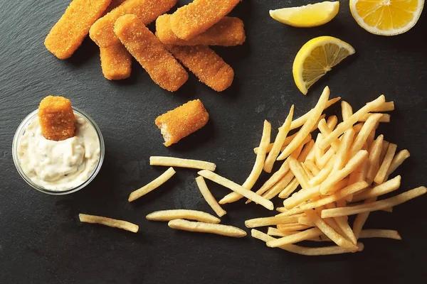Gustose pepite di pesce con patatine fritte — Foto Stock