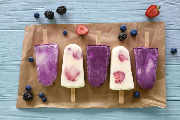 Смачне фруктове морозиво на столі — стокове фото