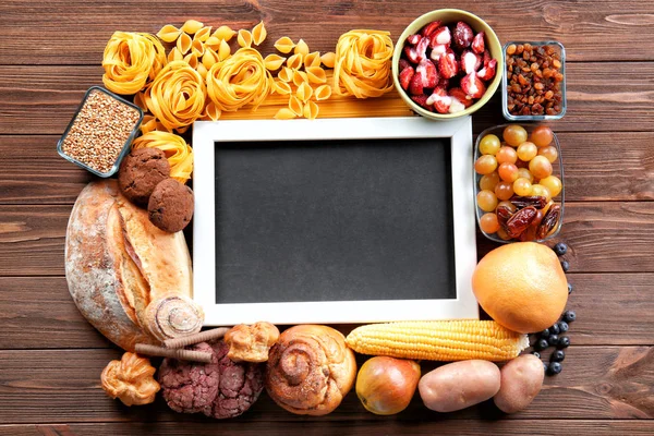 Schoolbord en ingrediënten voor het koken — Stockfoto