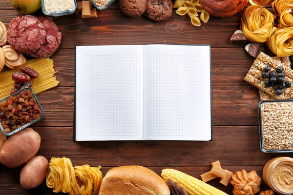 Notebook aberto e ingredientes — Fotografia de Stock