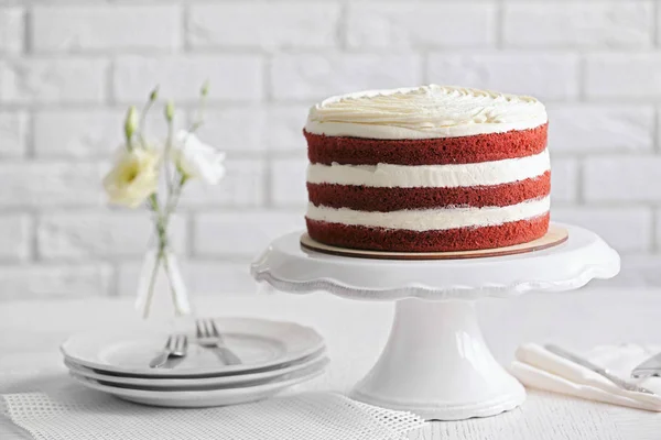 Bolo delicioso na mesa branca — Fotografia de Stock