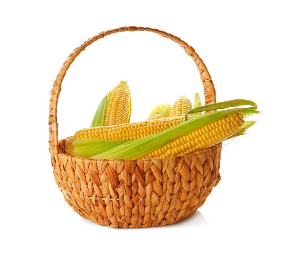 在篮子里的新鲜甜玉米。 — 图库照片