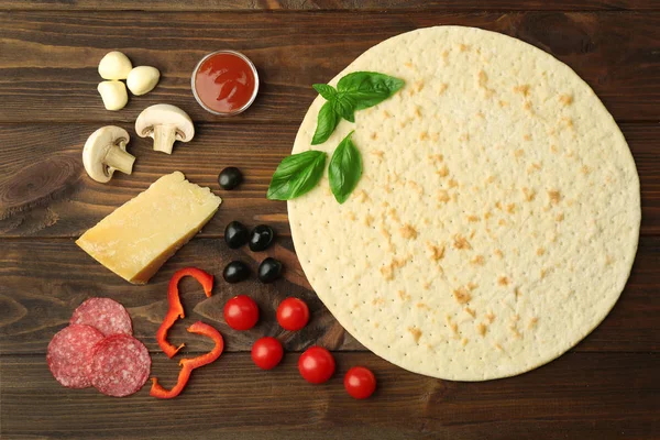 Ingredientes de pizza na mesa de madeira — Fotografia de Stock