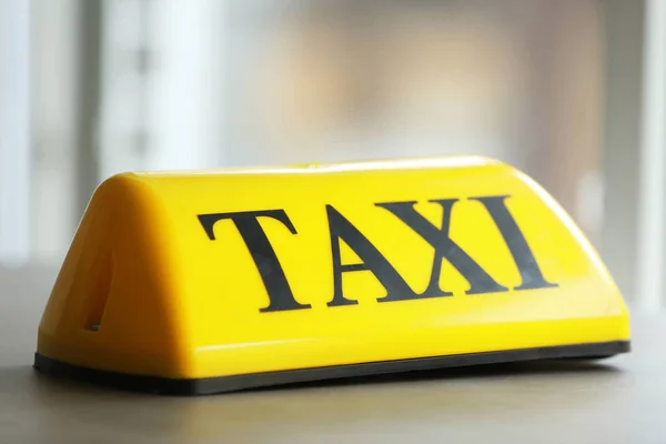 Señal de techo taxi amarillo —  Fotos de Stock