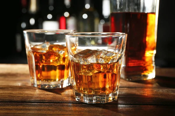Glazen whisky op houten balk — Stockfoto