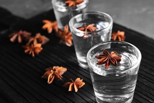 Wodka met anijs op houten bord — Stockfoto
