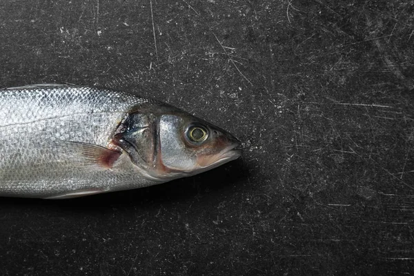 Peşte crud pe masă — Fotografie, imagine de stoc