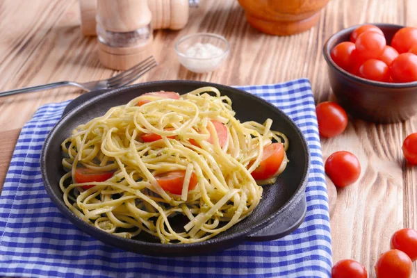 Pasta med körsbärstomater — Stockfoto