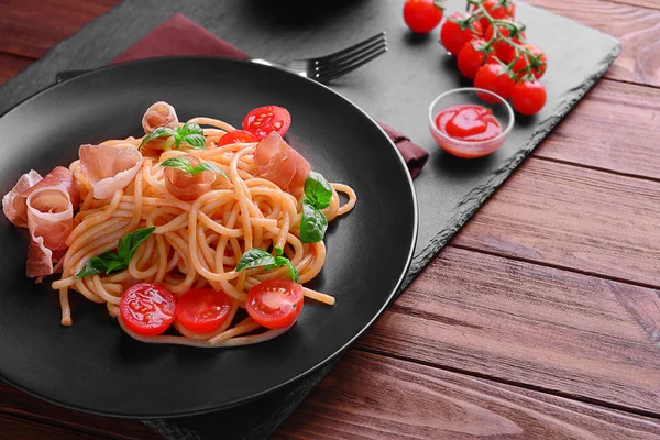 Spaghetti z sosem amatriciana — Zdjęcie stockowe