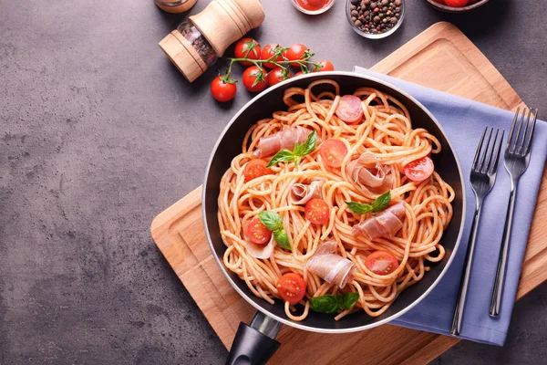 Спагетти с аматрицианским соусом — стоковое фото