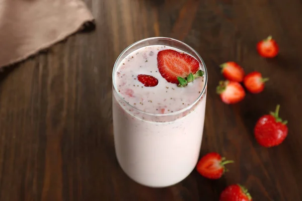 Frischer Milchshake mit Erdbeere — Stockfoto