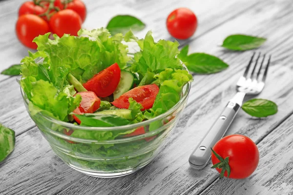 Ensalada de verduras en tazón de vidrio —  Fotos de Stock