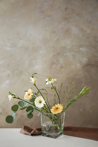 Beau bouquet avec des fleurs de marguerite — Photo