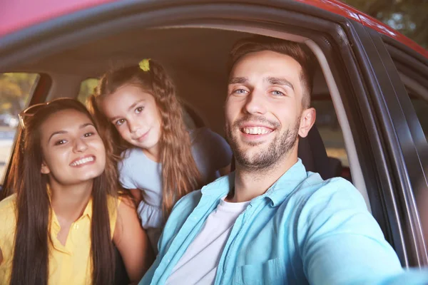 Família Feliz Com Filha Tomando Selfie Carro — Fotografia de Stock
