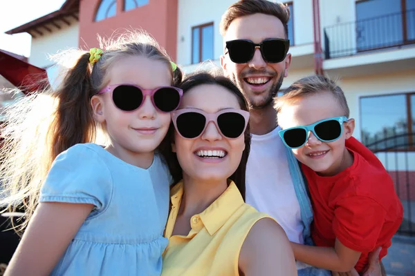 Famille Avec Enfants Prenant Selfie Près Voiture Plein Air — Photo