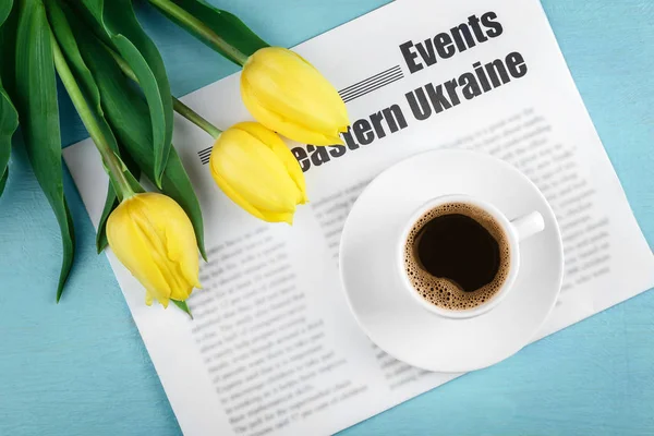 Cup of fresh coffee with yellow tulips — Stock Photo, Image