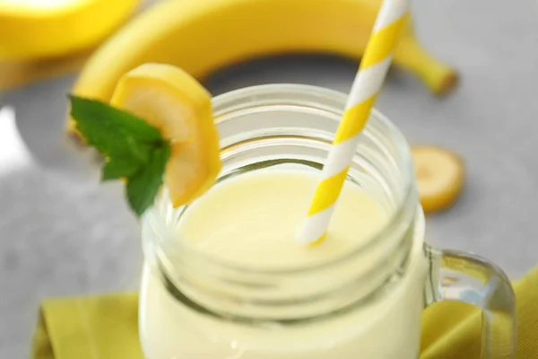 Dzbanek z pysznego banana mleka wstrząsnąć — Zdjęcie stockowe
