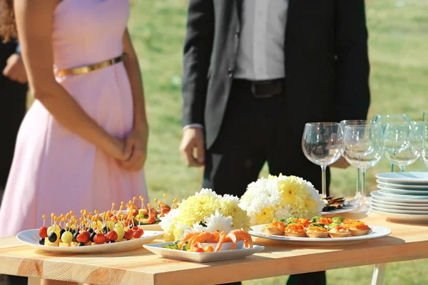 Tisch im Freien serviert — Stockfoto