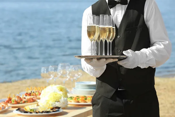 Waiter holding tray with glasses of champagne — Stock Photo, Image
