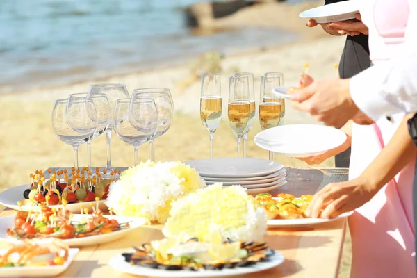 Pessoas que escolhem comida durante o catering — Fotografia de Stock