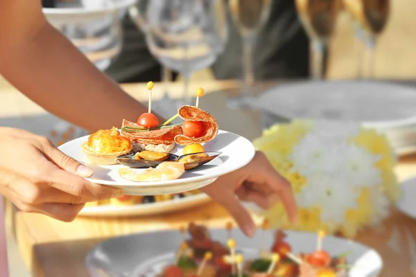 Frau wählt Essen auf Catering — Stockfoto