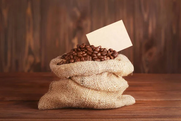 Geldbörse mit gerösteten Kaffeebohnen — Stockfoto