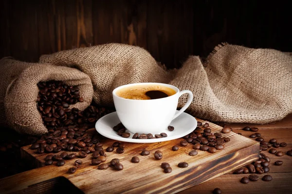 Xícara de café com feijão torrado — Fotografia de Stock