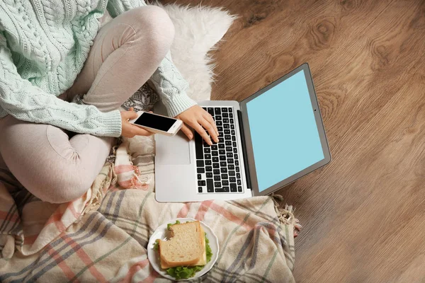 Girl with laptop and food — Stock Photo, Image