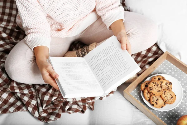 Meisje leesboek in bed — Stockfoto