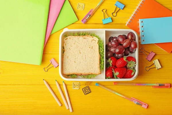 Lunchbox z smaczny posiłek i artykuły papiernicze — Zdjęcie stockowe