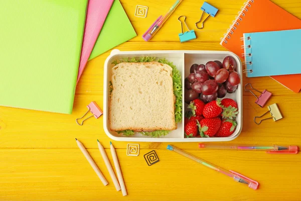 Boîte à lunch avec délicieux repas et papeterie — Photo