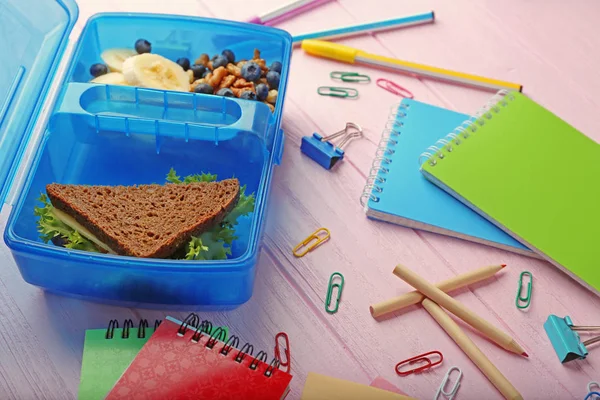 Lunchbox z kolacją i artykuły papiernicze — Zdjęcie stockowe