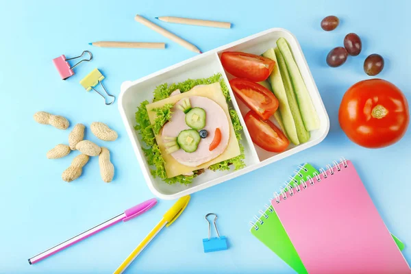 Smakelijk diner in de lunchbox — Stockfoto