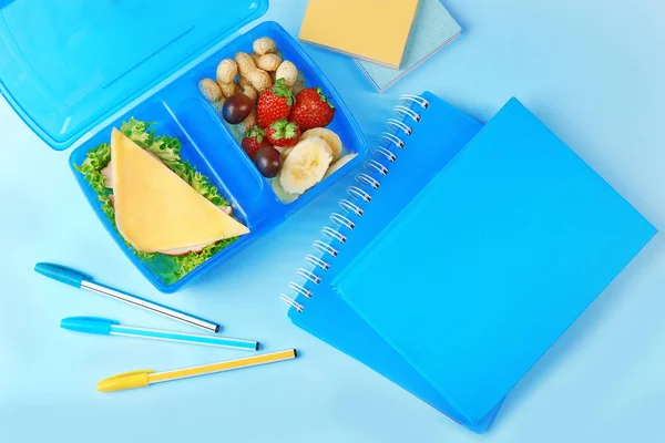 Lekker broodje en fruit in de lunchbox — Stockfoto