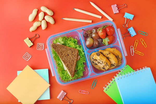 Lekker broodje en fruit in de lunchbox — Stockfoto