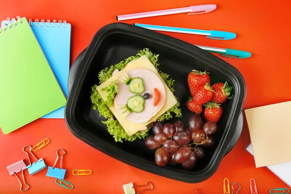 Leckeres Sandwich und Obst in Lunchbox — Stockfoto