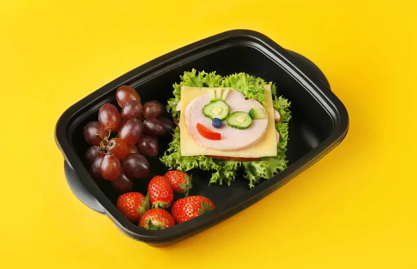 Смачний бутерброд і фрукти в обідній коробці — стокове фото