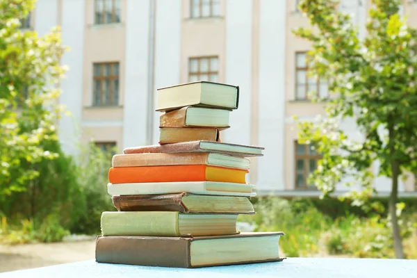 Pile of books on bench — Stock Photo, Image