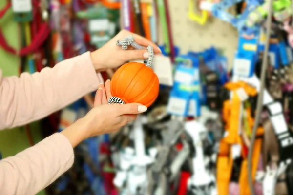 Mujer seleccionando juguetes en tienda de mascotas — Foto de Stock