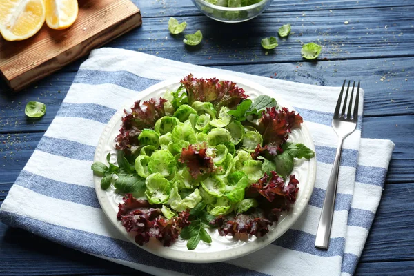 Salade de choux de Bruxelles et laitue — Photo