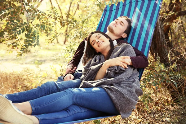 Casal encantador relaxante na rede — Fotografia de Stock