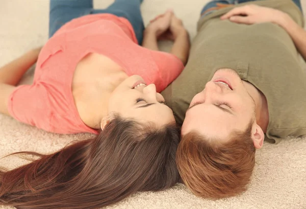 Casal encantador relaxante no chão — Fotografia de Stock