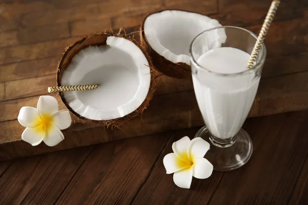 ココナッツとおいしい牛乳を振る — ストック写真