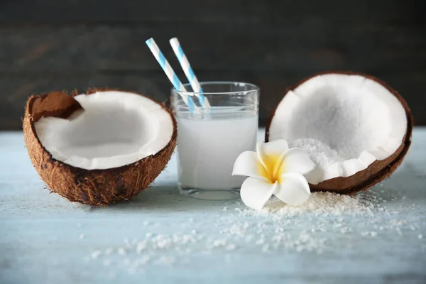 Вкусный молочный коктейль с кокосом — стоковое фото
